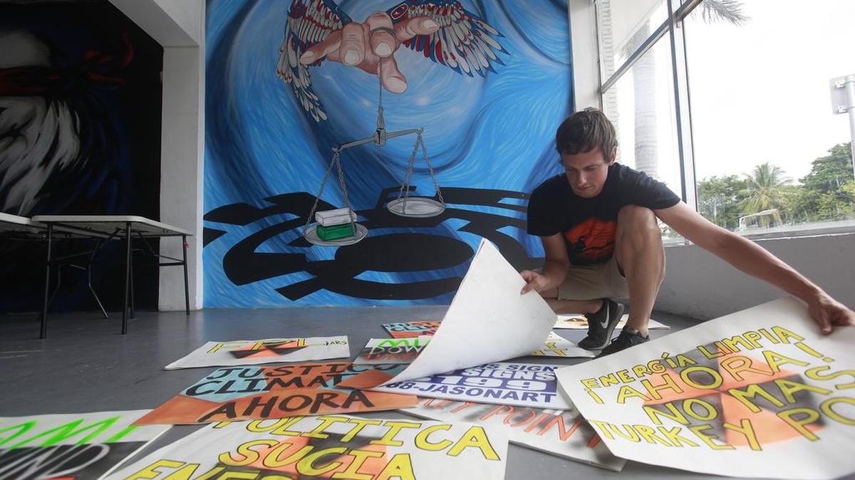 David McDougal de la organización sin fines de lucro, New Florida Mayority, prepara el material para el rally del próximo martes.