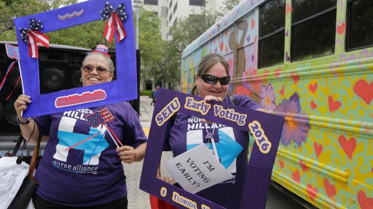 Las enfermeras Shelley Pagan-Jones y Diane Poirier, del sindicato SEIU, toman un autobús para la votación temprana en Miami-Dade el 24 de octubre.