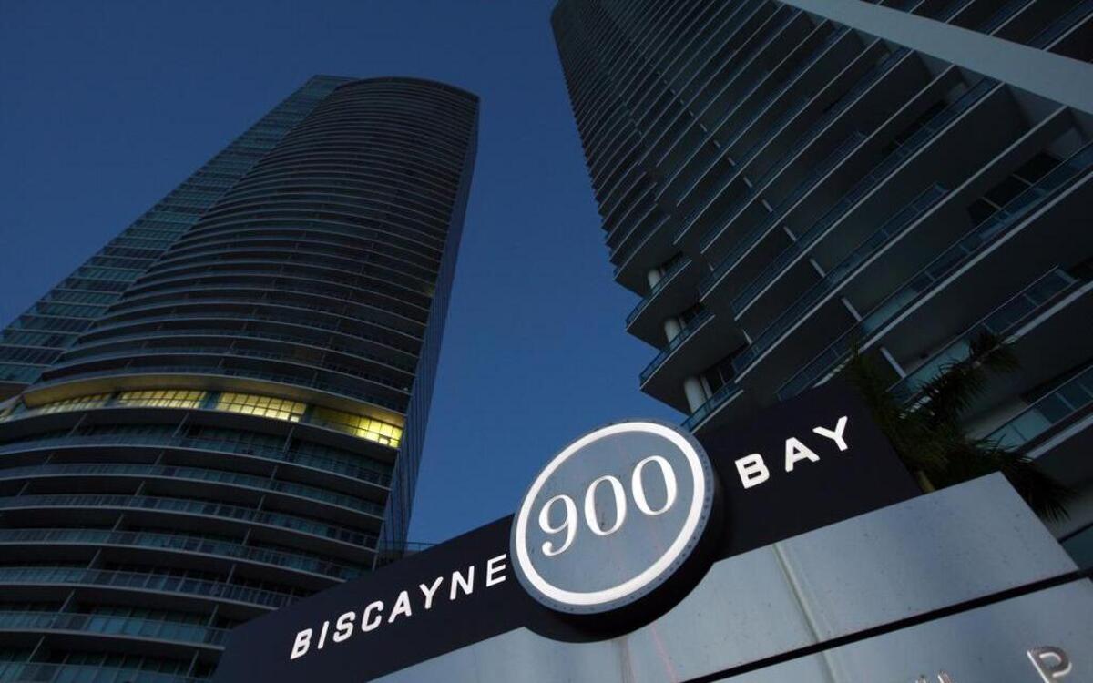 El edificio 900 Biscayne cobra a los inquilinos $100 para llenar la solicitud, $300 para mudarse y $250 para registrar una mascota, todas las tarifas no reembolsables.