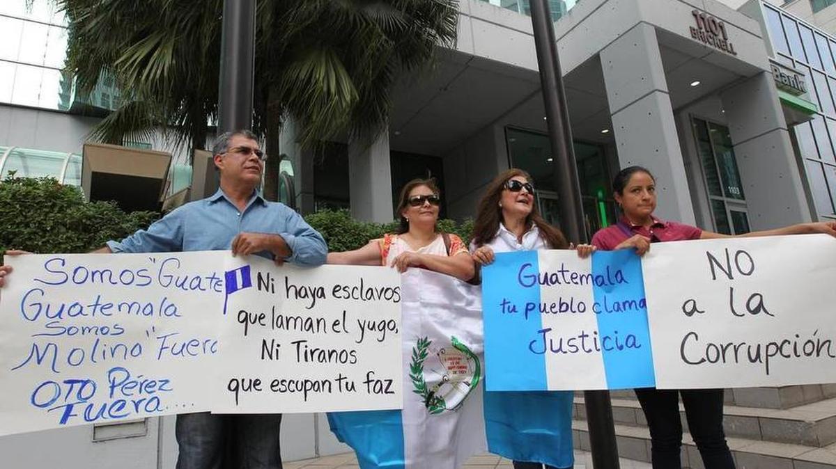 
Los guatemaltecos Luini García (izq.), Ana Quiroa, Ana Beatriz Halliday y Luz Arqueta durante una manifestación frente al consulado de Guatemala en Brickell. Foto de archivo.
