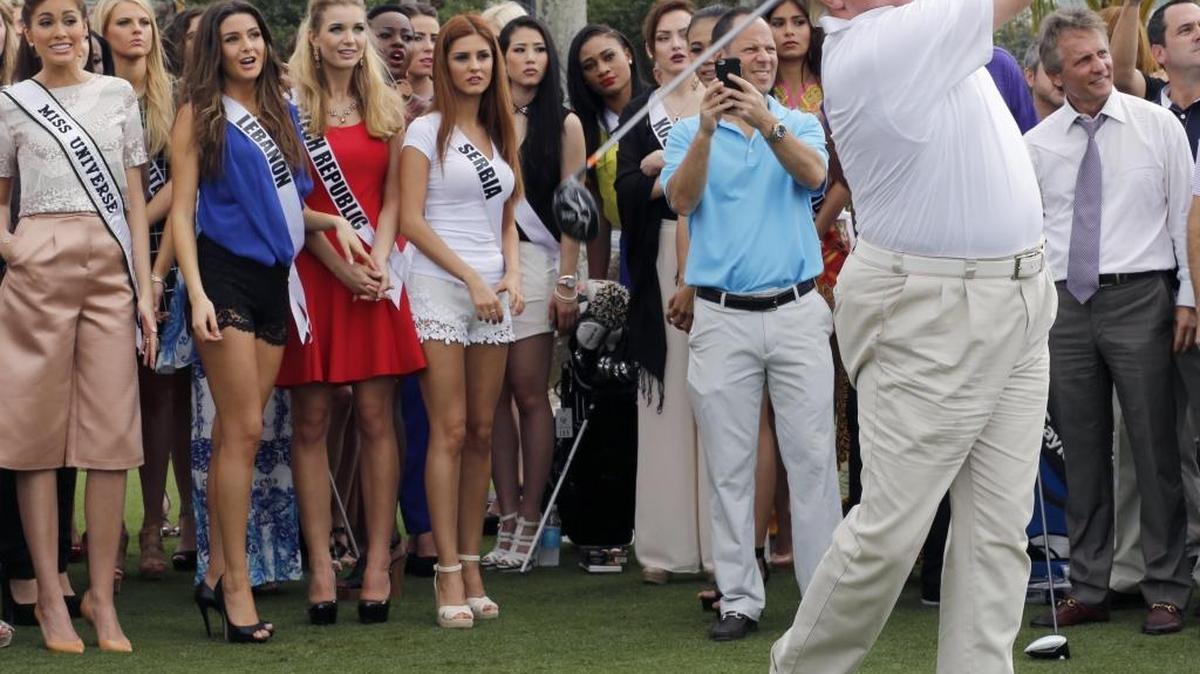El futuro presidente electo, Donald Trump, juega golf en Doral mientras las aspirantes a Miss Universo 2015 lo observan.
