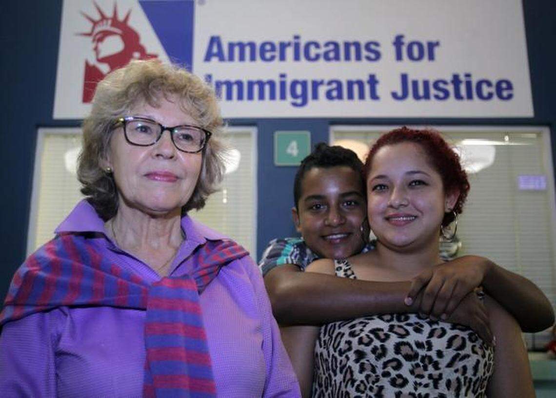 Cheryl Little, directora ejecutiva de “Americans for Inmigrant Justice”, (izquierda) con los hermanos Melissa y Oscar en las oficinas de la organización el pasado jueves.