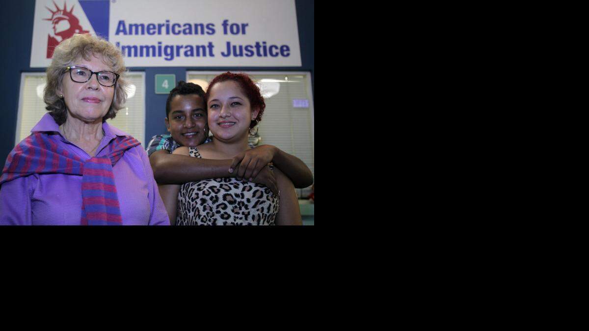 
Cheryl Little, directora ejecutiva de “Americans for Inmigrant Justice”, (izquierda) con los hermanos Melissa y Oscar en las oficinas de la organización el pasado jueves.
