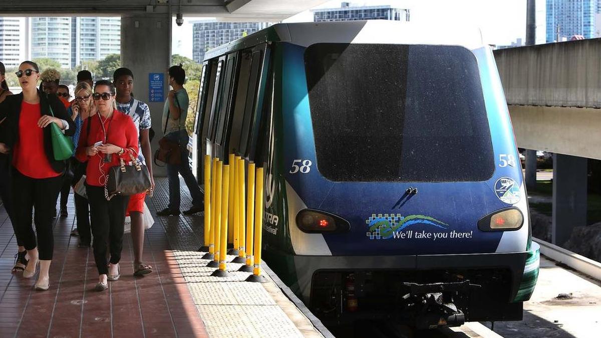 Los pasajeros salen del Metromover en Brickell.