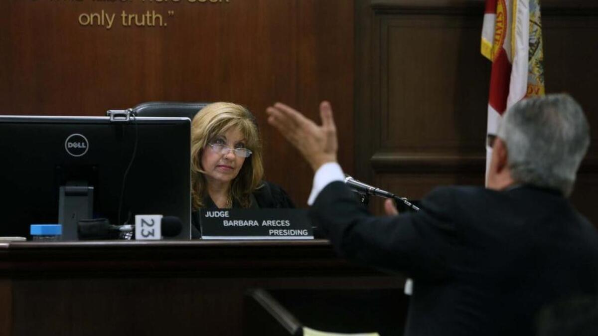 La jueza Bárbara Areces de la corte civil del Condado de Miami-Dade escucha los argumentos de Alan Kluguer, abogado del alcalde Orlando López de la ciudad de Sweetwater, el 7 de julio del 2016.
