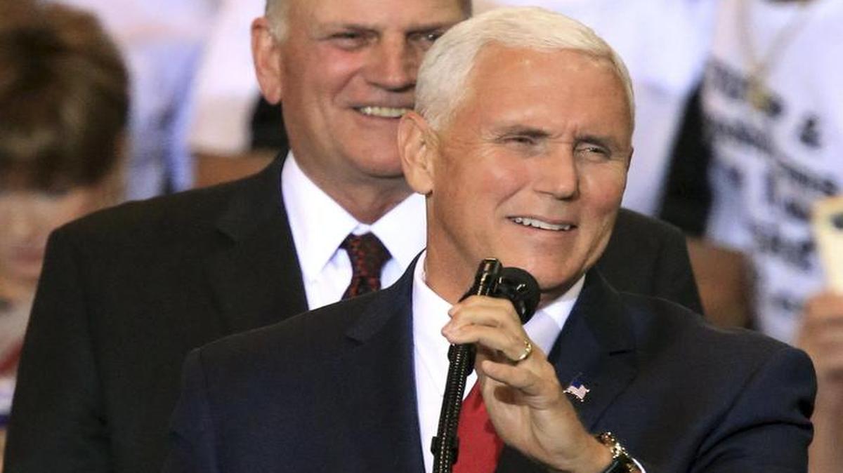 El vicepresidente de los Estados Unidos, Mike Pence, ofrece un discurso durante un evento del presidente Donald Trump el 22 de agosto de 2017, en el Centro de Convenciones de Phoenix durante un evento en Phoenix, Arizona (Estados Unidos).