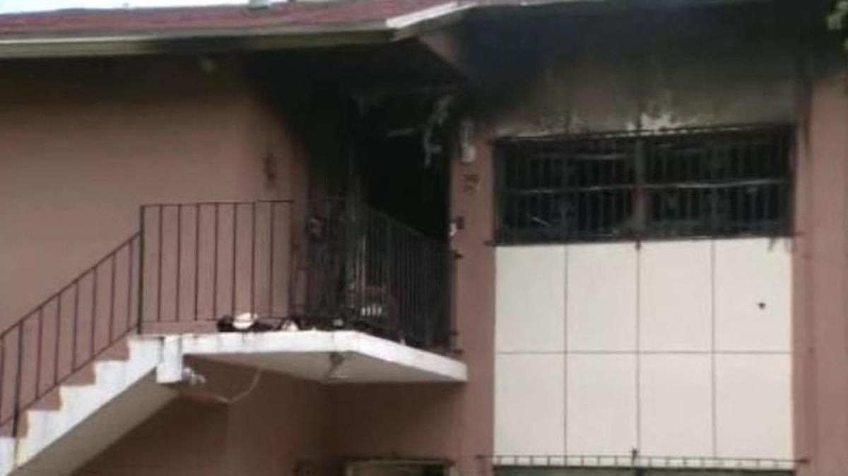 
Una vivienda en Sweetwater recibió un impacto de rayo el viernes y se incendió. Ninguno de sus residentes fue herido. 
