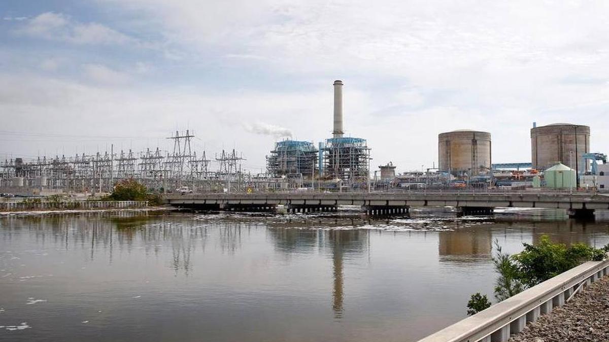 FPL está en proceso de desmantelar un unidad de generación con combustible fósil y planea sacar de servicio la segunda el próximo año. Las unidades, junto con los dos reactores nucleares de la planta de Turkey Point, usan una red de canales de enfriamiento.