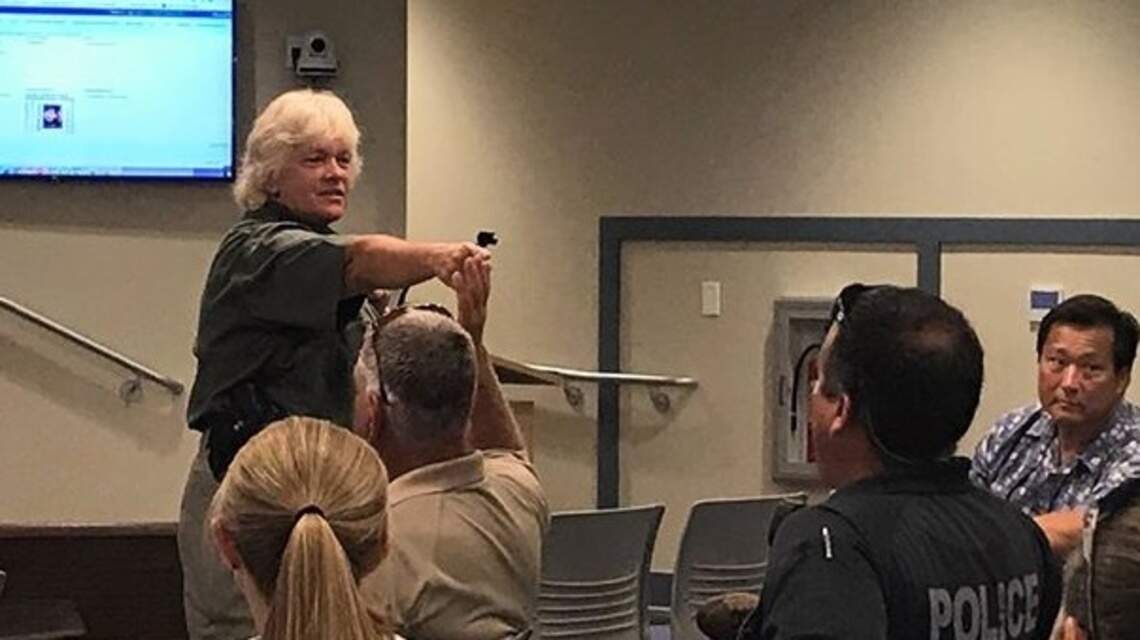 Jefa de unidad policial le dijo a subalterno que ‘actuara como un policía neonazi’
