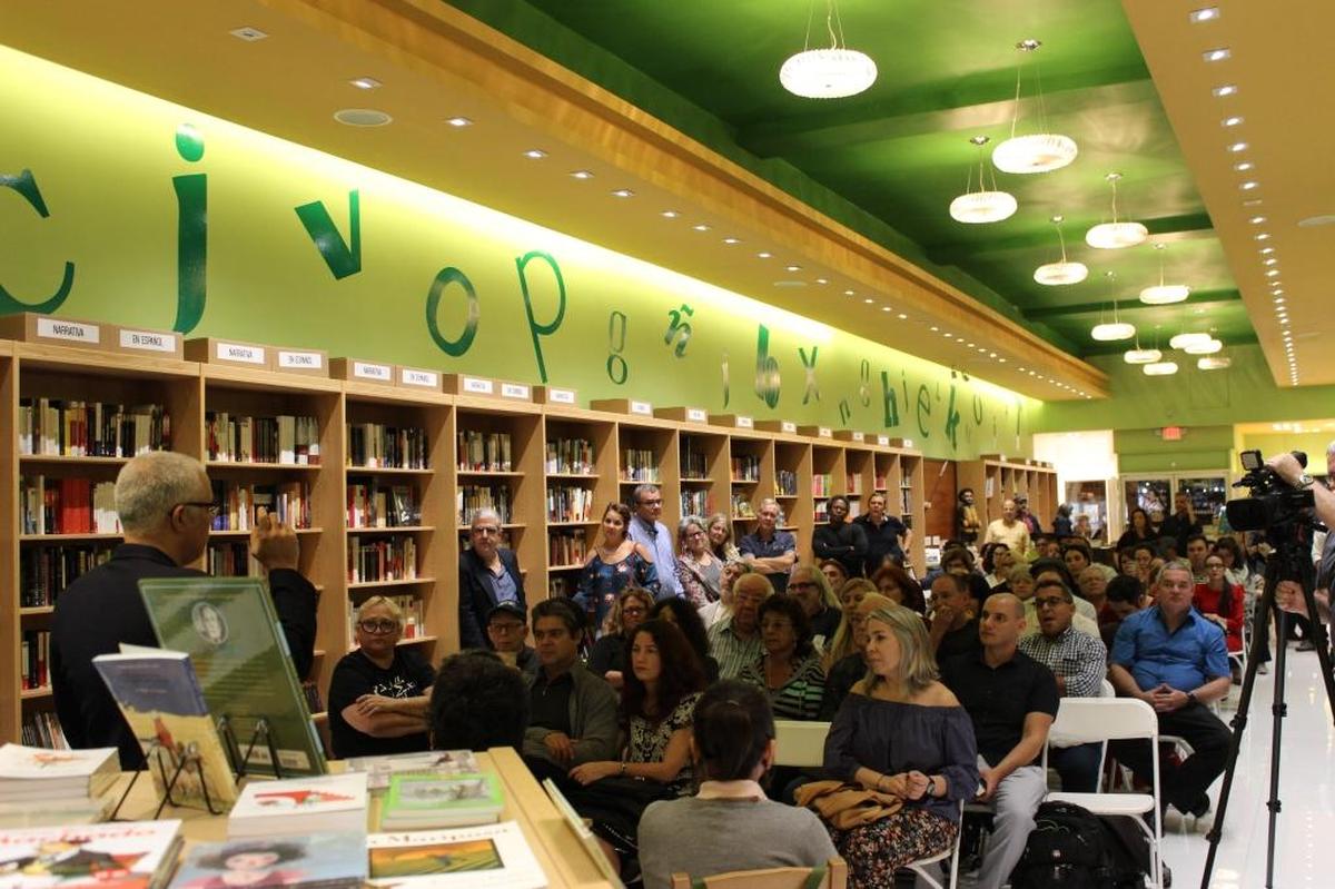 Unas 90 personas se reunieron para la presentación del libro El compañero que me atiende en la librería Altamira Libros, en Coral Gables.