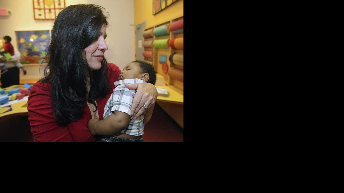 
Denise Sasiain acurruca a Jacob, su nuevo hijo de ocho meses, luego de que se finalizara la adopción del pequeño que recibió para cuidar temporalmente.
 


