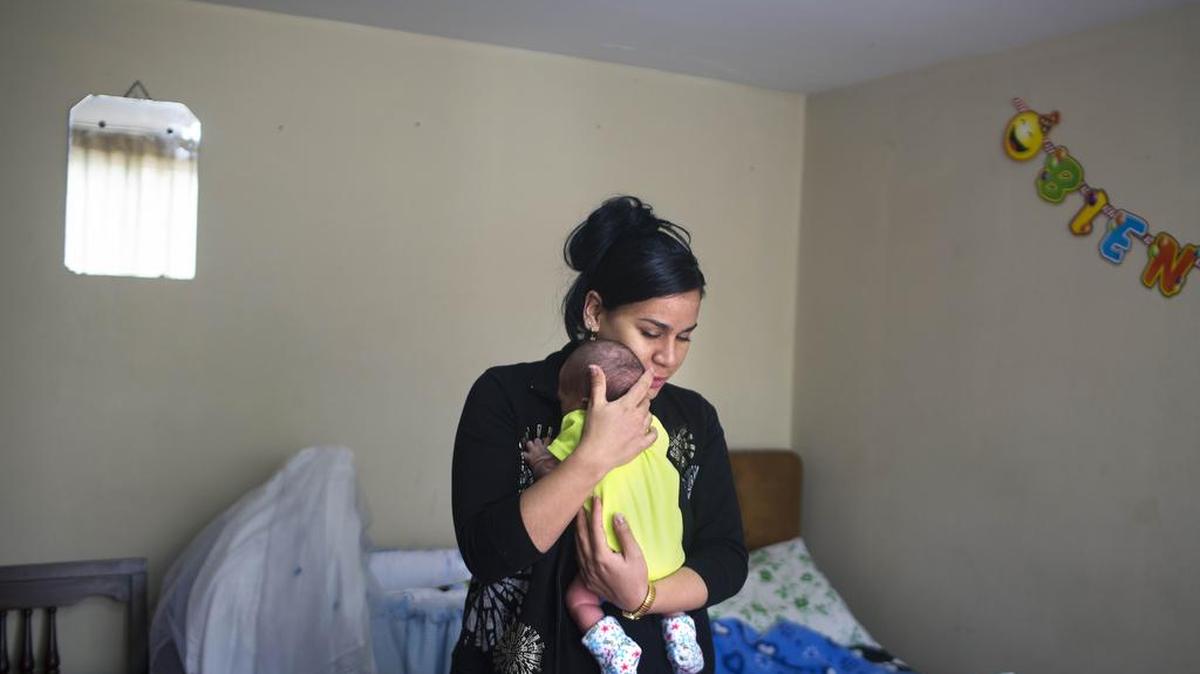
Sheylan Cárdenas carga a su bebé Ethan Yanes Cárdenas de pocos días de nacido en la casa donde vive en Bogotá el pasado 14 de agosto.
