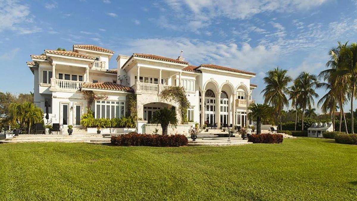 Esta mansión de estilo mediterráneo de Gables Estates, donde se rodó la película “Two Much”, se vendió por $25.8 millones.