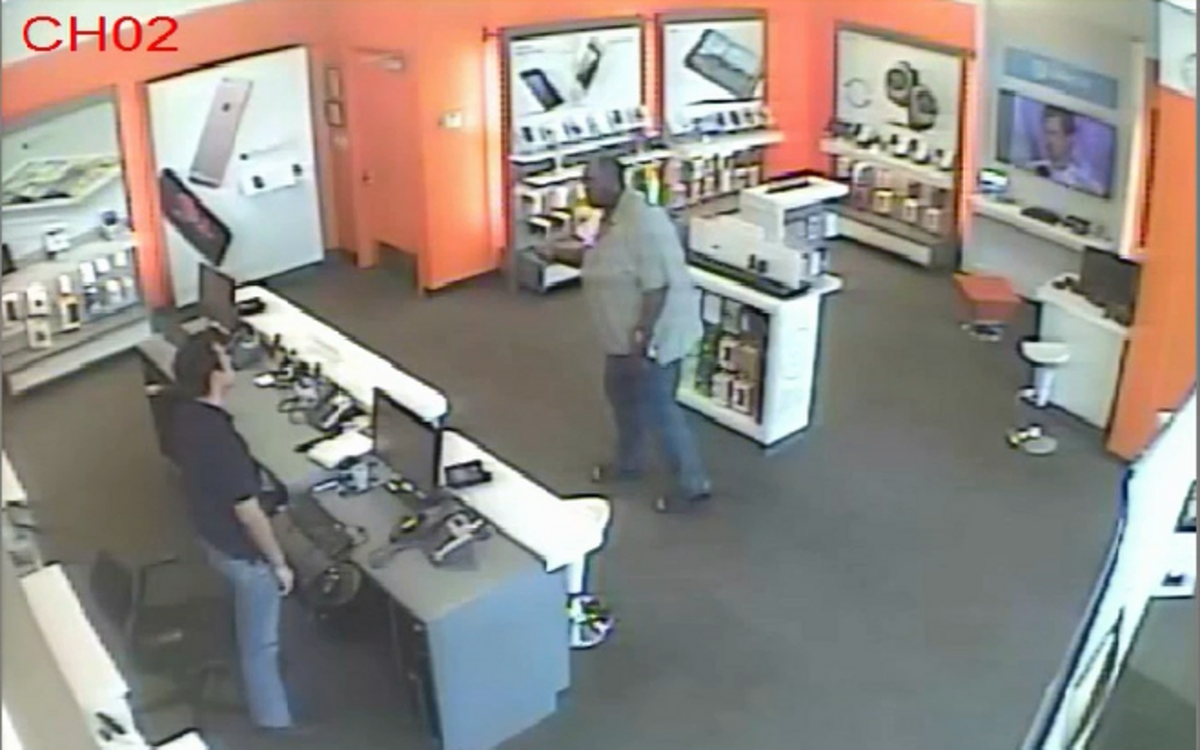 La policía de Miami-Dade dio a conocer un video que muestra el robo a una tienda de celulares de AT&T.