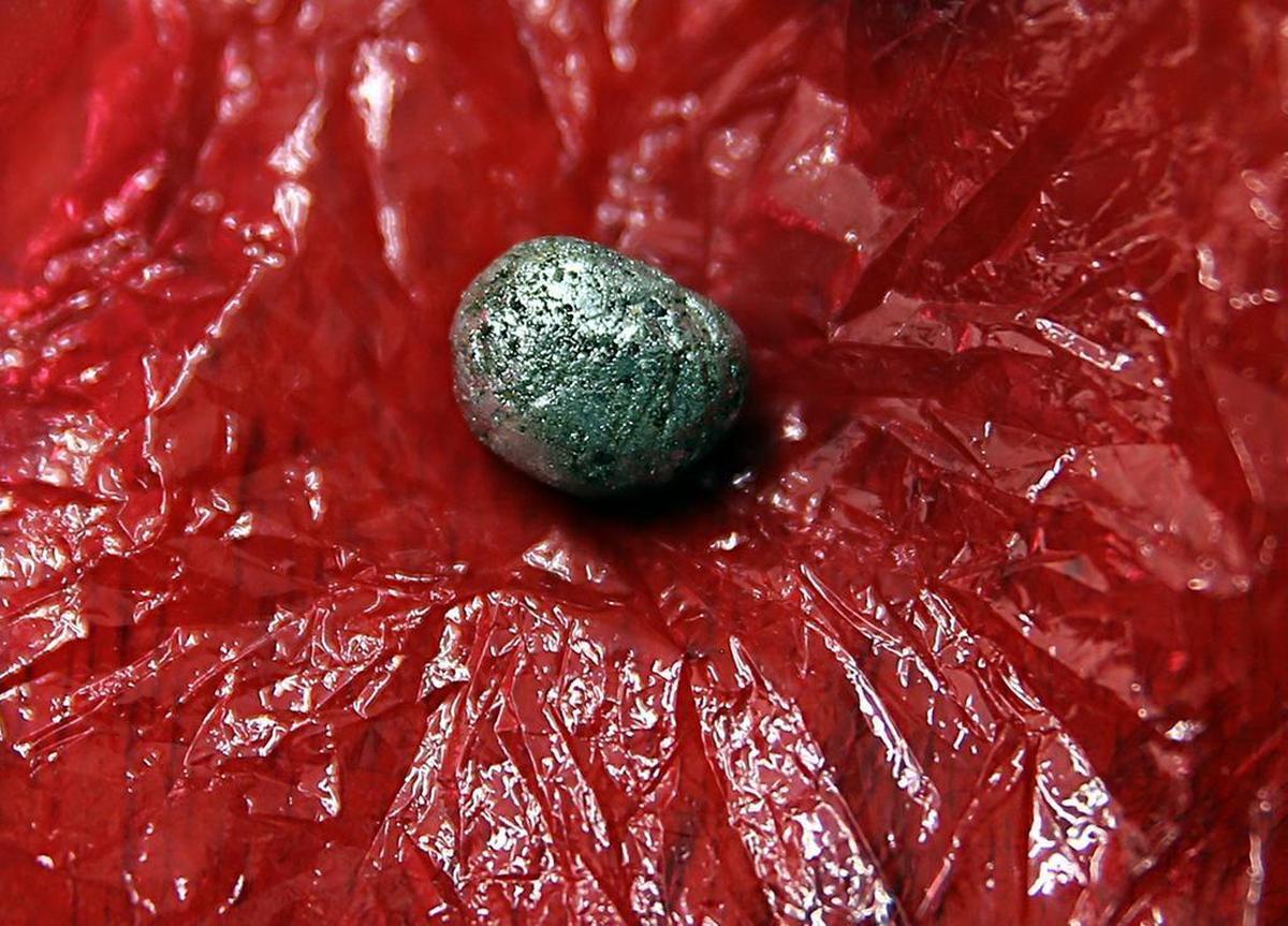 Una piedra que contiene oro antes de ser procesada en una tienda que compra el metal en el poblado aurífero de Segovia, departamento de Antioquia, Colombia.