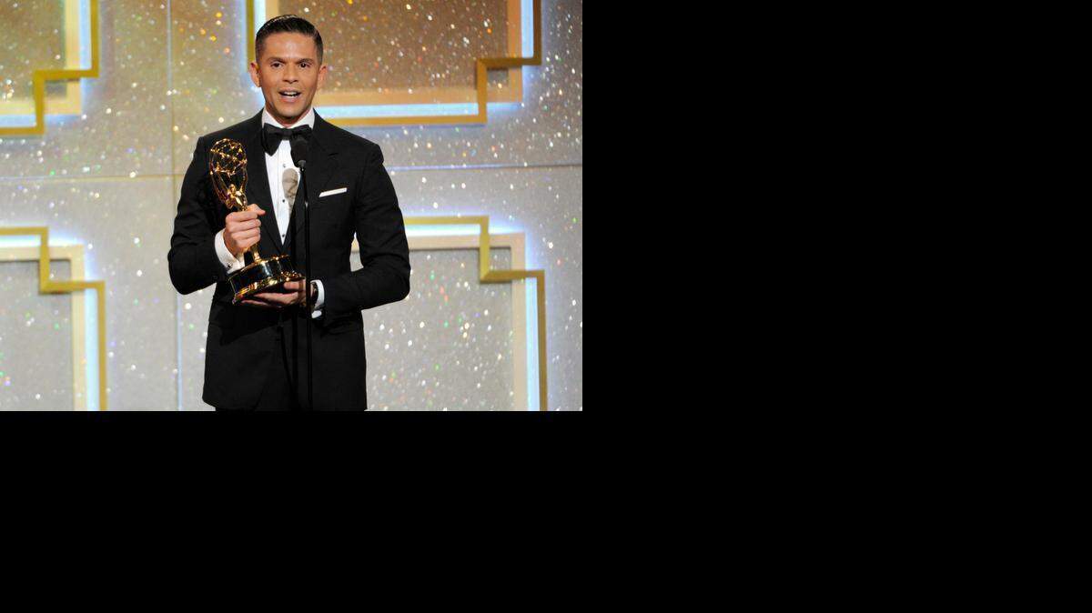 Rodner Figueroa recibe el Daytime Emmy el 22 de marzo de 2014.