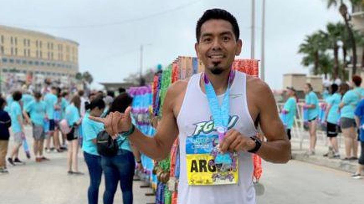 Fotografía cedida por Florida Gulf Coast University (FGCU) donde aparece su entrenador asistente, el mexicano Argeo Cruz, de 27 años.
