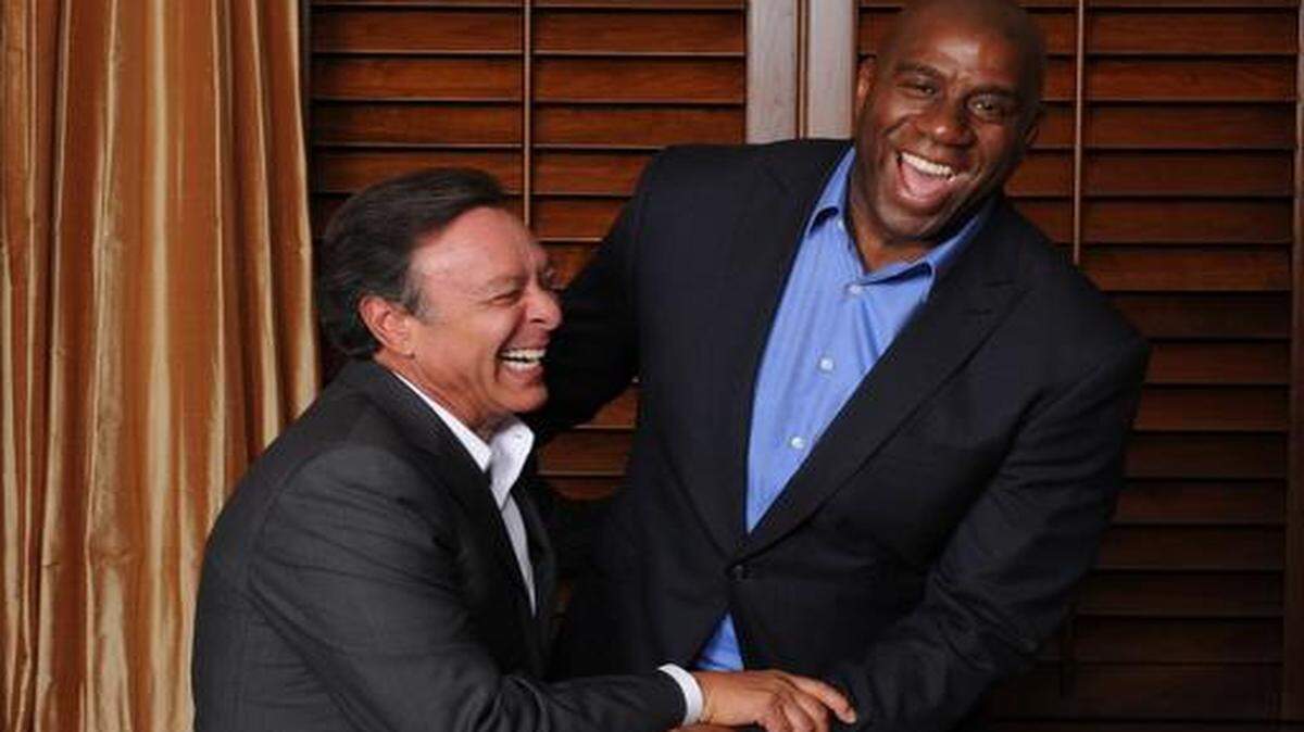 
Mike Fernandez y su amigo Earvin ‘Magic’ Johnson comparten un momento agradable.
