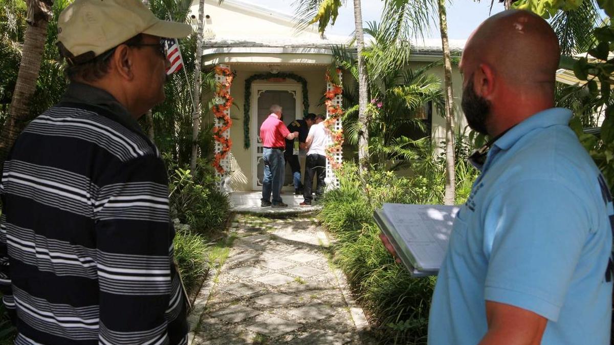 Un grupo de inspectores del Condado de Miami-Dade y del Departamento de Salud inspeccionan una vivienda en la ciudad de Miami Beach el sábado, 1 de octubre del 2016.