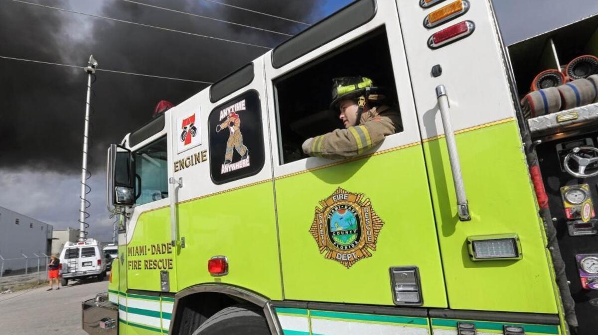 Foto de archivo de los bomberos del Departamento de Bomberos de Miami-Dade llegando a un incendio en una fábrica de muebles de patio en Opa-Locka, en marzo del 2015.