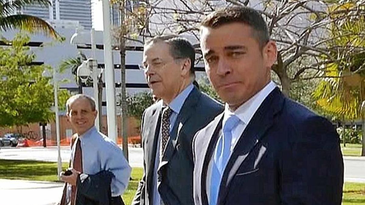 El ex representante estatal Erik Fresen (der.) a su salida de la corte federal en Miami.