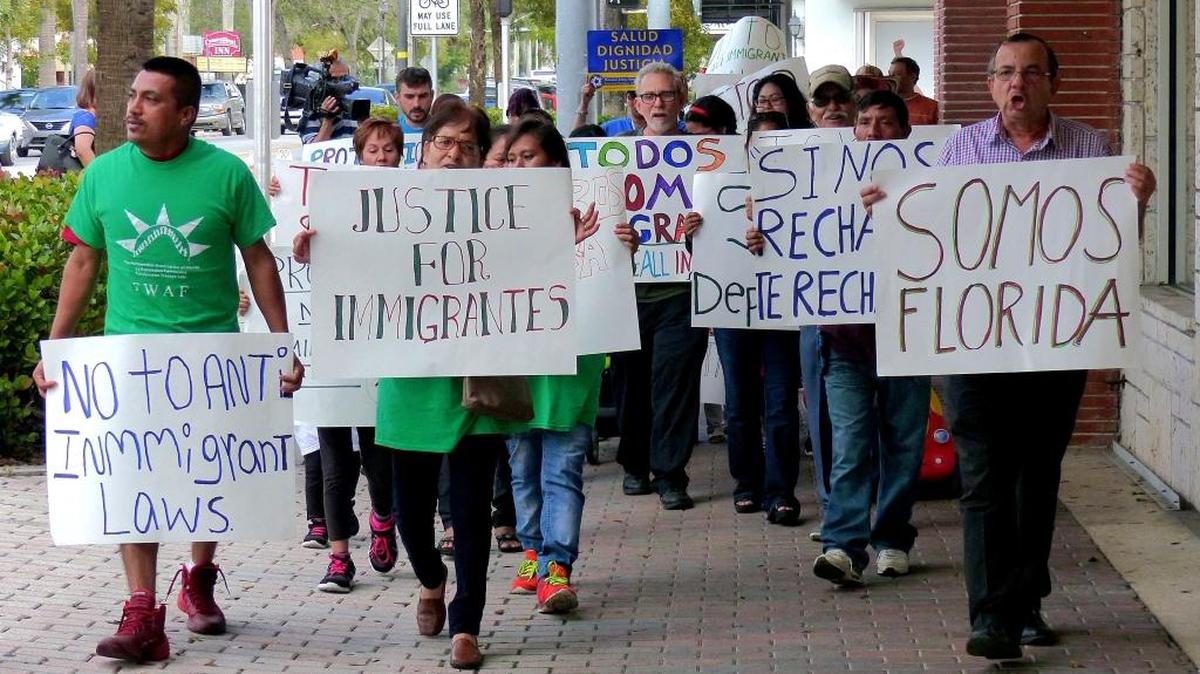 Miembros de varios grupos por los derechos de los indocumentados se manifestaron este jueves frente a las oficinas de la representante de Florida Holly Merrill Raschein (R). Ella votó a favor del proyecto de ley HB 675 que castiga a las llamadas ciudades "santuario" por limitar su cooperación con las autoridades federales migratorias.