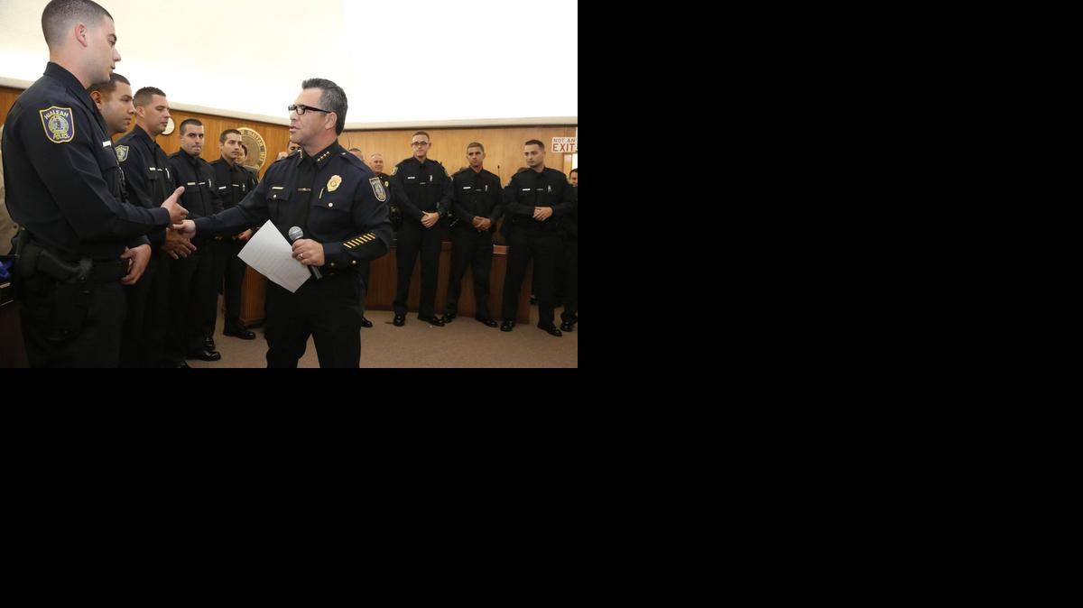 
El jefe del Departamento de la Policía de Hialeah Sergio Velázquez saluda a los nuevos agentes.


