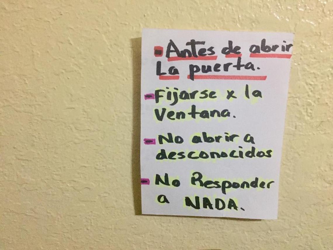 Una inmigrante indocumentada en Miami explica en una nota en la pared de su casa cómo responder ante el llamado de un desconocido, para evitar un allanamiento de las autoridades migratorias.