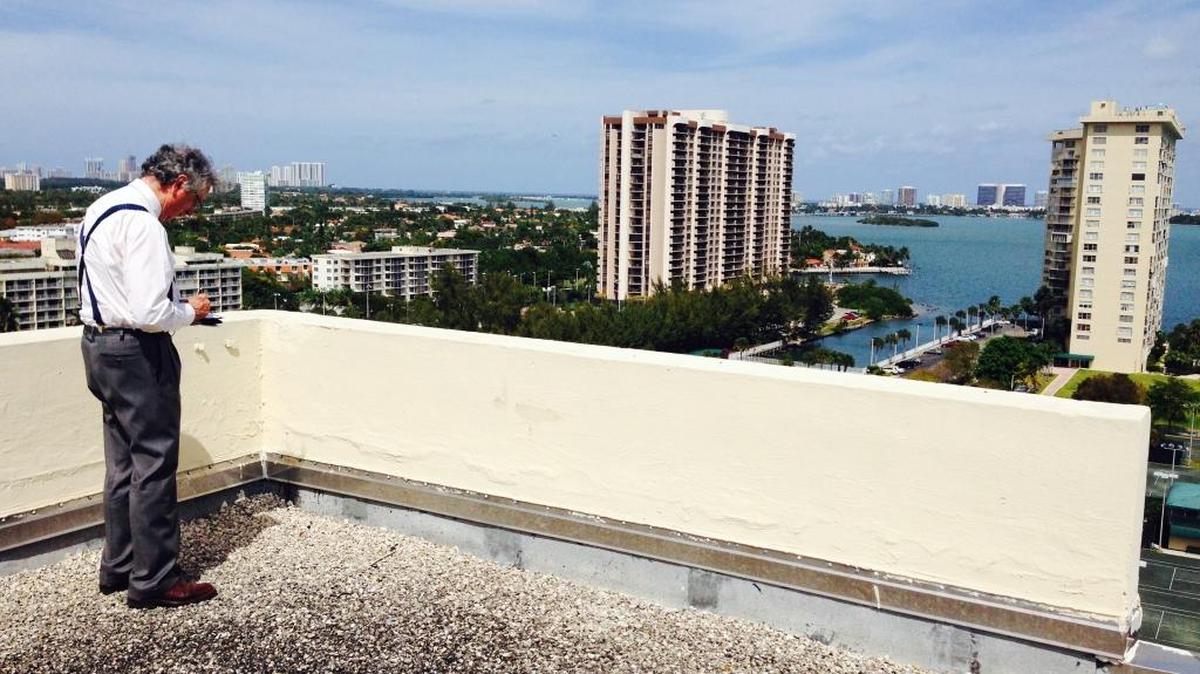 Fotografía sin fecha cedida por Apeiron at The Jockey Club hoy, jueves 31 de marzo de 2016, donde aparece el arquitecto español Rafael Moneo en la azotea de un edificio en los terrenos del Jockey Club, un condominio inaugurado en 1968 con un primer edificio que fue uno de los más lujosos de Miami. Moneo, ganador del prestigioso Premio Pritzker, construirá en Miami el que será su primer proyecto turístico-residencial en EE.UU., dos torres y una marina frente a la Bahía de Vizcaya, en un gran terreno que alberga otros tres edificios de distintas épocas.