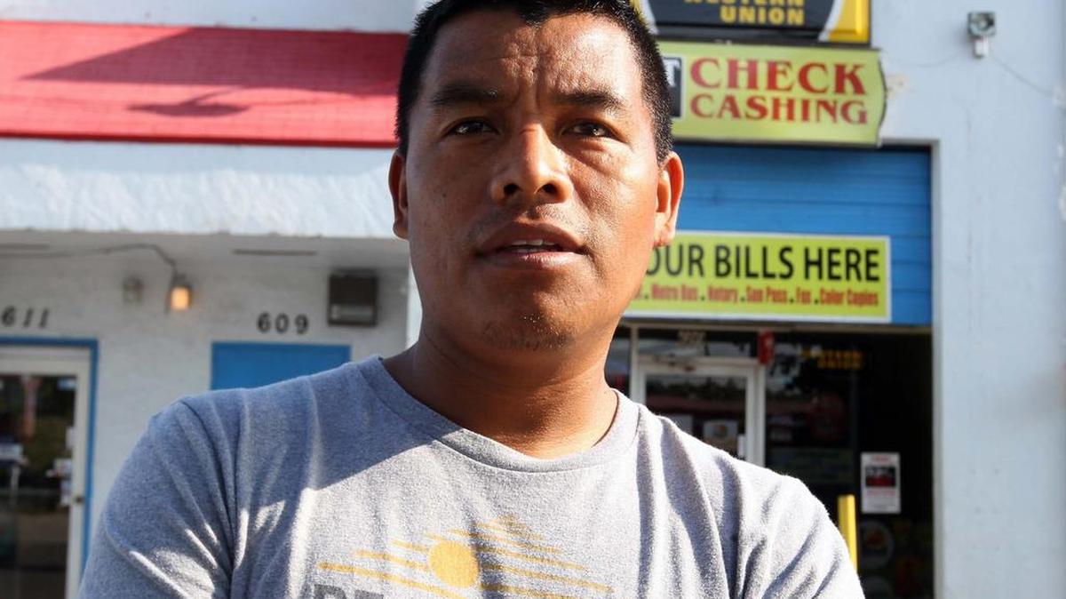 Ángel Méndez, otro mexicano entrevistado fuera de una oficina de remesas Western Union en Homestead, dijo que si la amenaza de Trump se convierte en realidad, su padre podría dejar de recibir los $100 al mes que le envía a Chiapas.