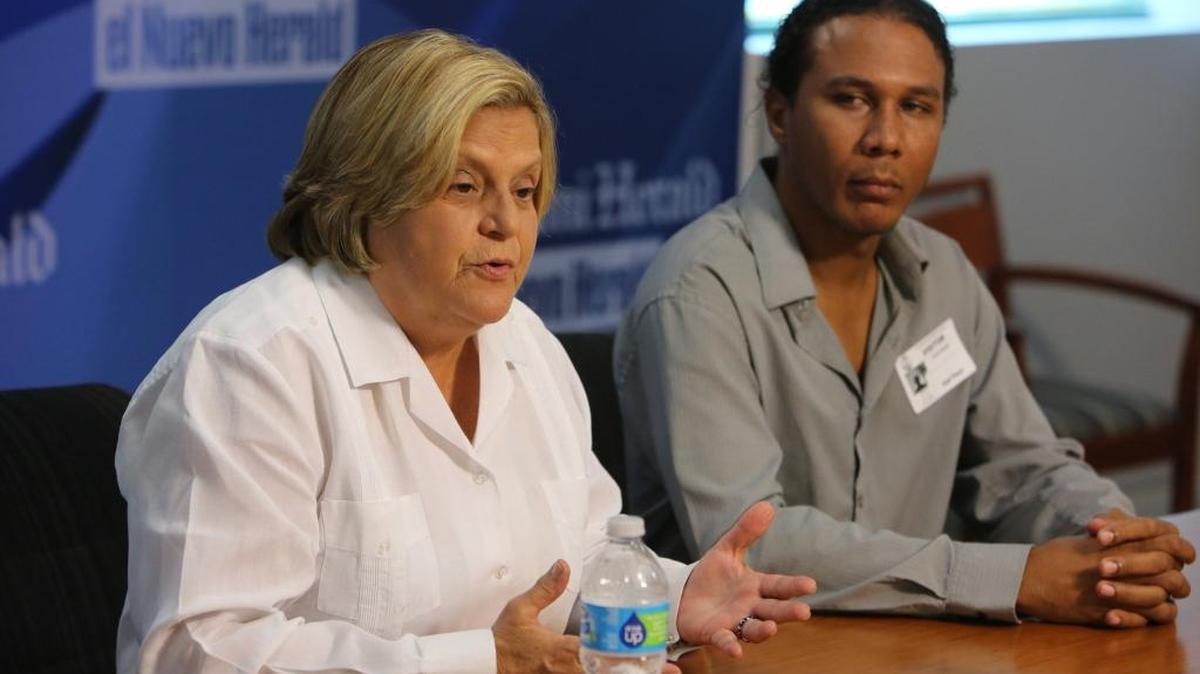 La congresista republicana Ileana Ros-Lehtinen y su opositor David Adams, en las elecciones primarias, en una reunión con la Junta Editorial de Miami Herald y el Nuevo Herald, el 9 de agosto.