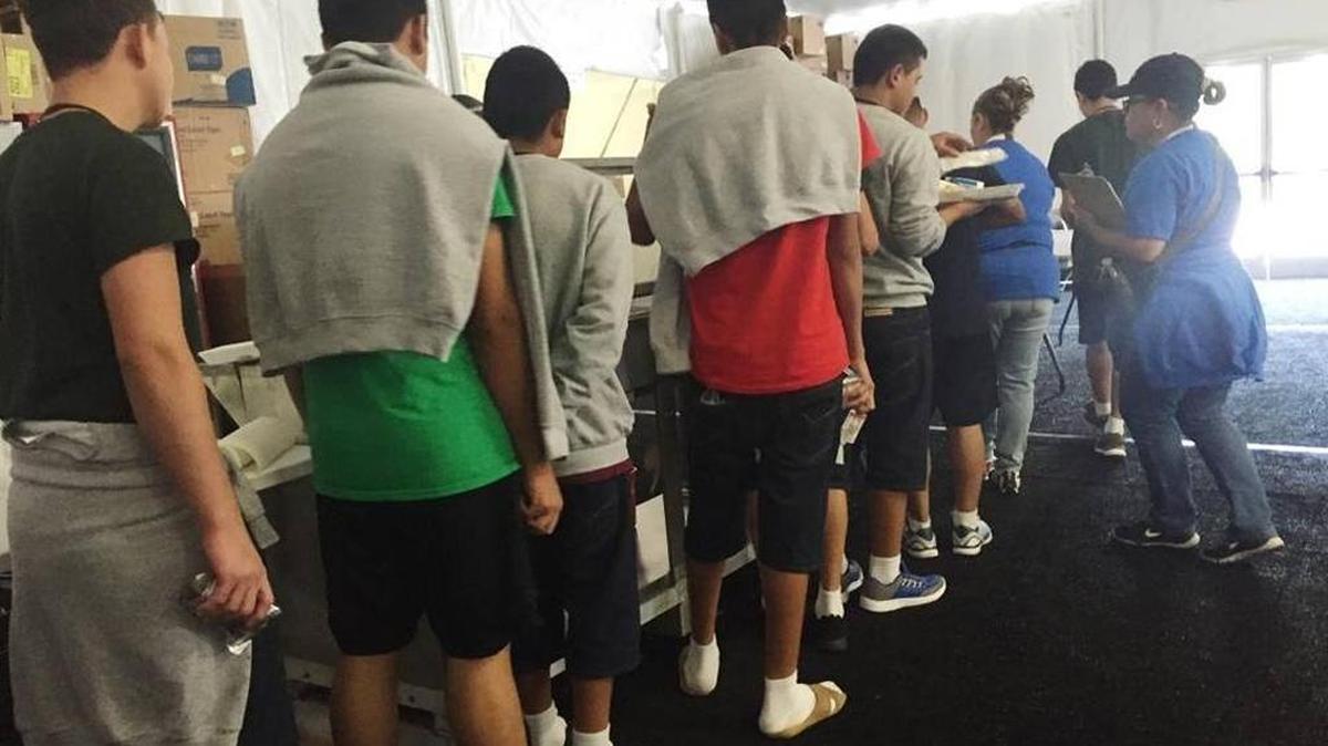 Los niños tienen acceso al baloncesto, el voleibol y otros deportes. Se les ofrece un servicio religioso a la semana y tienen salones con video juegos y libros. No hay internet o visitantes.