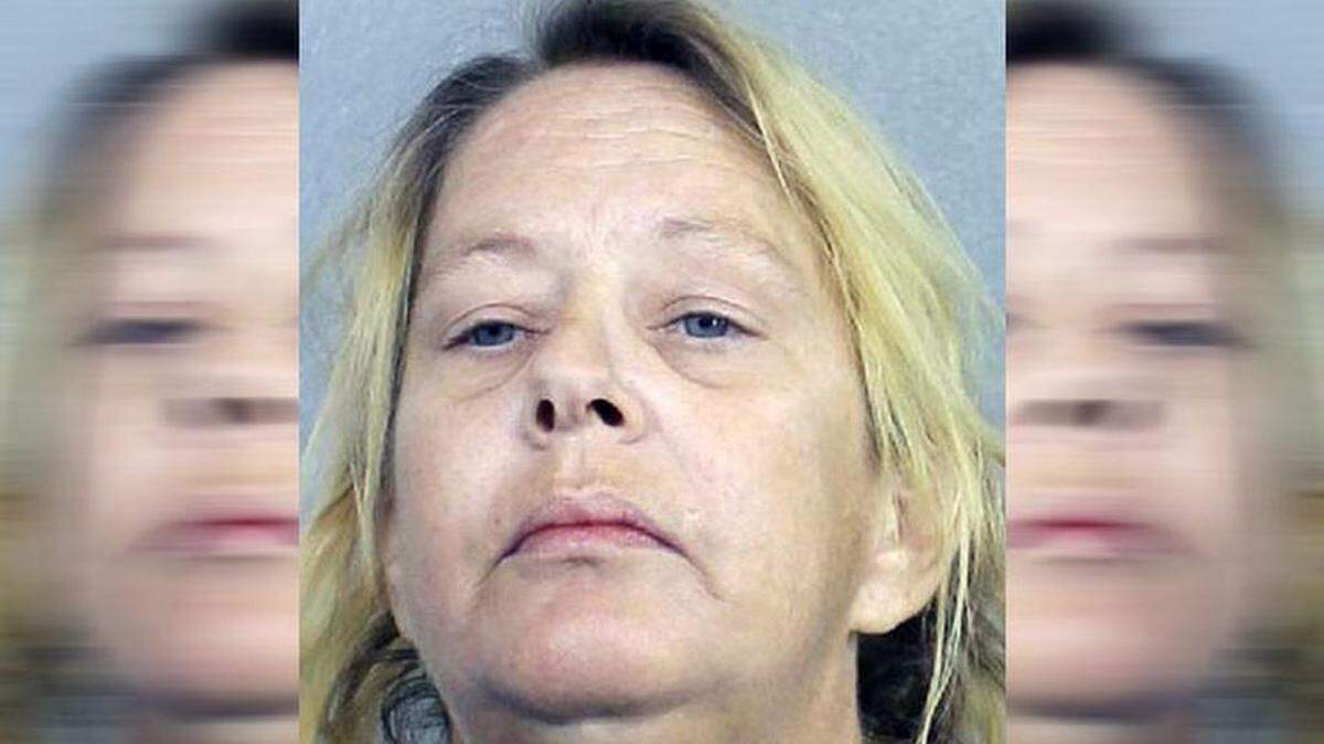 Julie Anne Beers, de 43 años, fue arrestada por negligencia infantil y abandono animal.
