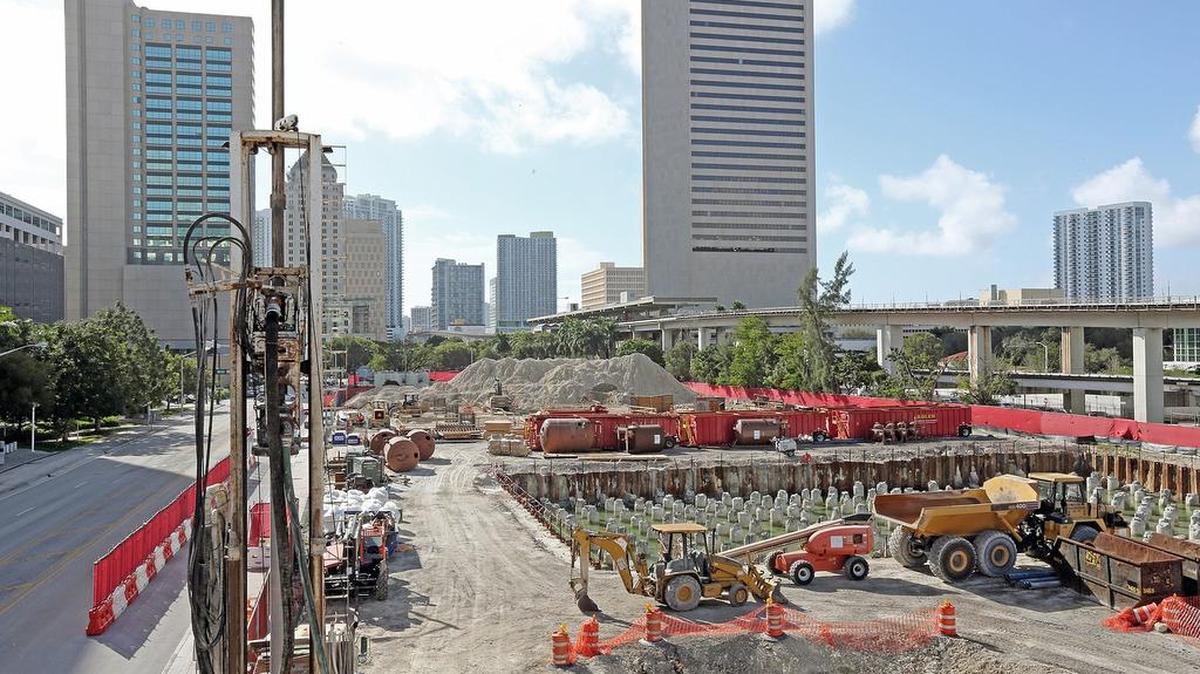 Fotografía tomada este martes 29 de diciembre del lugar donde se construye la futura estación de trenes, en el downtown de Miami, con el Government Center al fondo