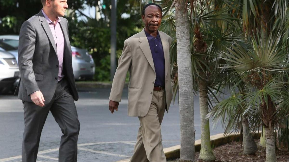 El auditor interno de Miami, Victor Igwe (der.), con el abogado Ryan C. Brenton entrando a la Corte de Apelaciones en agosto del 2015.