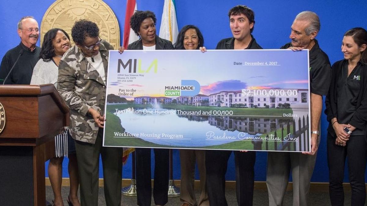 Una foto publicitaria del 4 de diciembre muestra a los ejecutivos de Pasadena Homes entregando un cheque por $2.1 millones a la comisionada de Miami-Dade Barbara Jordan.
