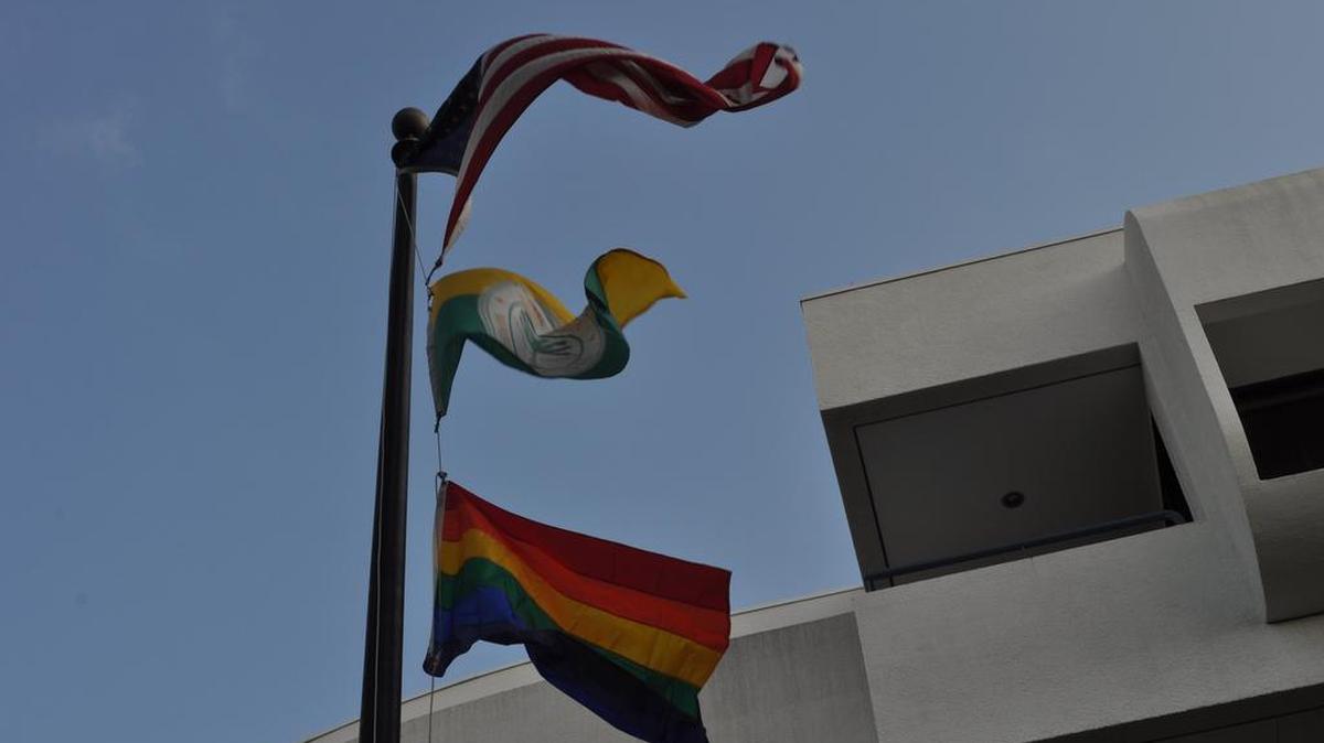 La bandera del arco iris que representa a la comunidad LGBTQ ondea en el ayuntamiento de Miami Bech, el 6 de abril de 2017.
