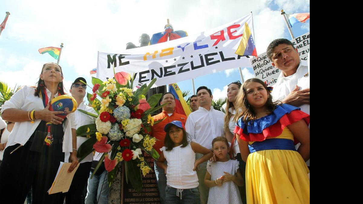 
Un grupo de venezolanos colocaron una ofrenda floral ante el busto de Simón Bolívar en el downtown de Miami.


