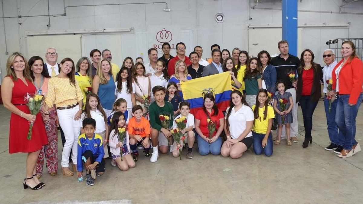 Grupo de ecuatorianos amigos y funcionarios electos entre los que se encontraba el Superintendente de las escuelas públicas del Condado de Miami-Dade, Alberto Carvalho, el sábado, en Doral.