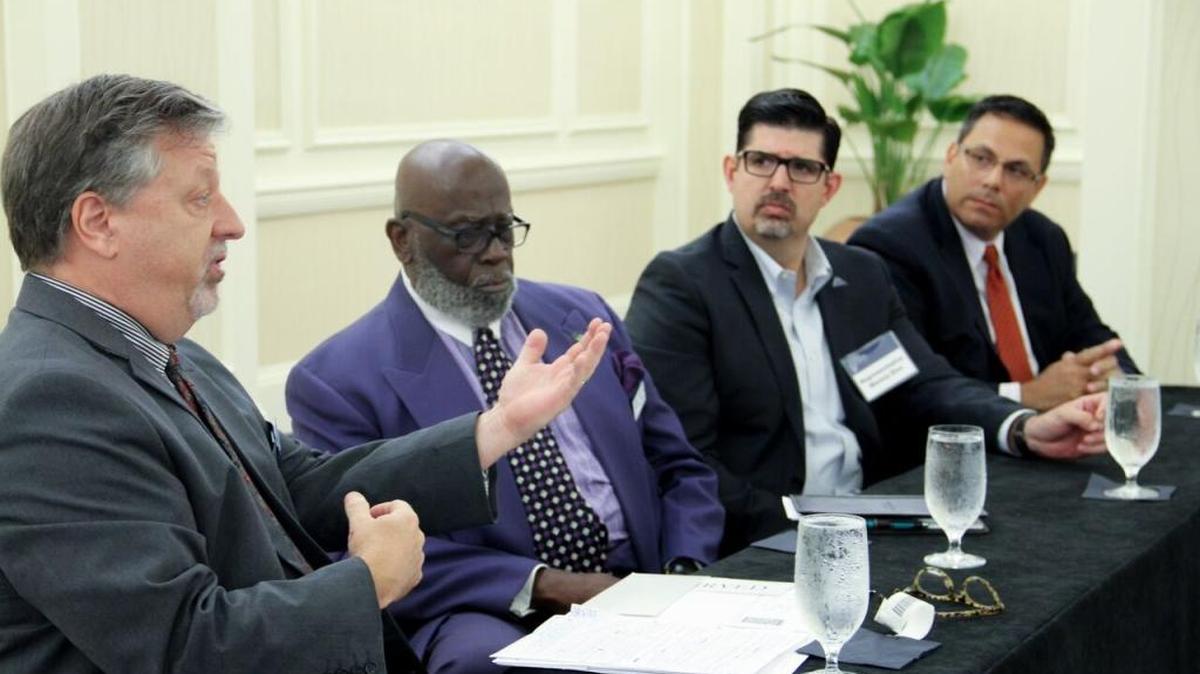 De izq. a der. Bill Mattox, del James Madison Institute; T. Willard Fair, presidente de la Liga Urbana del Gran Miami; representante estatal Manny Díaz y Julio Fuentes, presidente de Hispanic CREO y de la Cámara de Comercio Hispana de Florida.