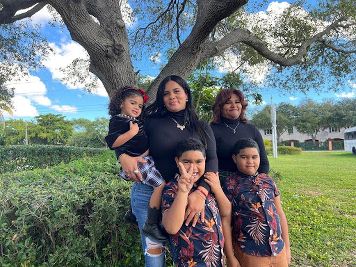 Jeniffer Santiago encontró un refugio en Miami que podía aceptarla a ella y a sus hijos. Debido a su experiencia en la recuperación del abuso doméstico, le gustaría encontrar un empleo en el que pueda ayudar a las mujeres en situaciones como la suya.