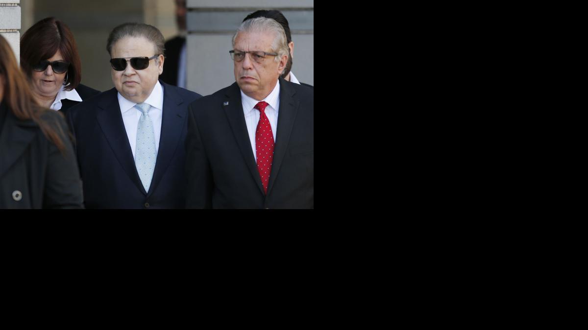 
El doctor Salomón Melgen, al centro, sale de una corte en federal en Newark el pasado 2 de abril. 
