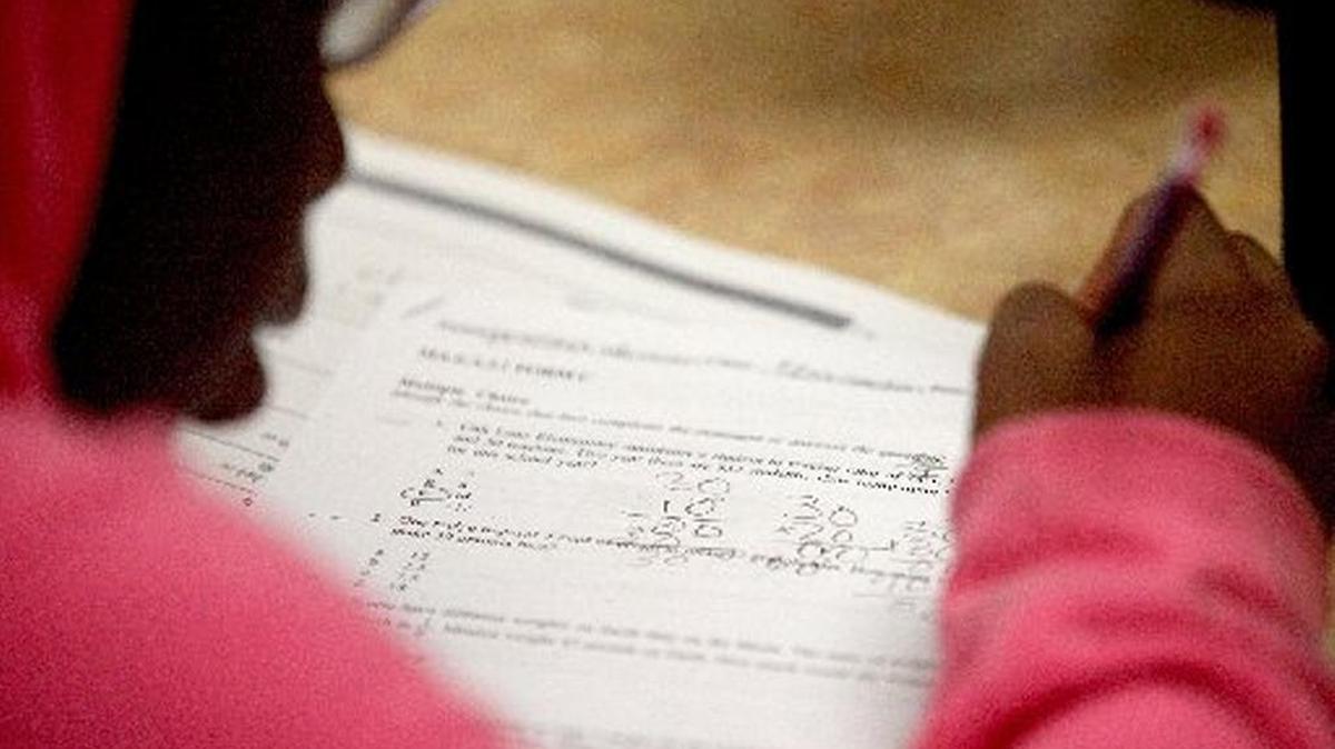 Un estudiante practica como tomar un examen estandarizado de la forma correcta.
