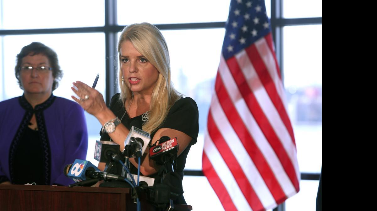 
La fiscal general de Florida, Pam Bondi, habla en una rueda de prensa en Tampa sobre el arreglo alcanzado con la petrolera BP por el derrame ocasionado por la explosión de la plataforma Deepwater Horizon en el 2010.

