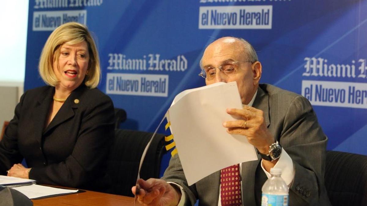 Los candidatos a la alcaldía de Coral Gables Jeannett Slesnick y Raúl Valdés-Fauli ante las juntas editoriales de el Nuevo Herald y el Miami Herald el lunes de la semana pasada.