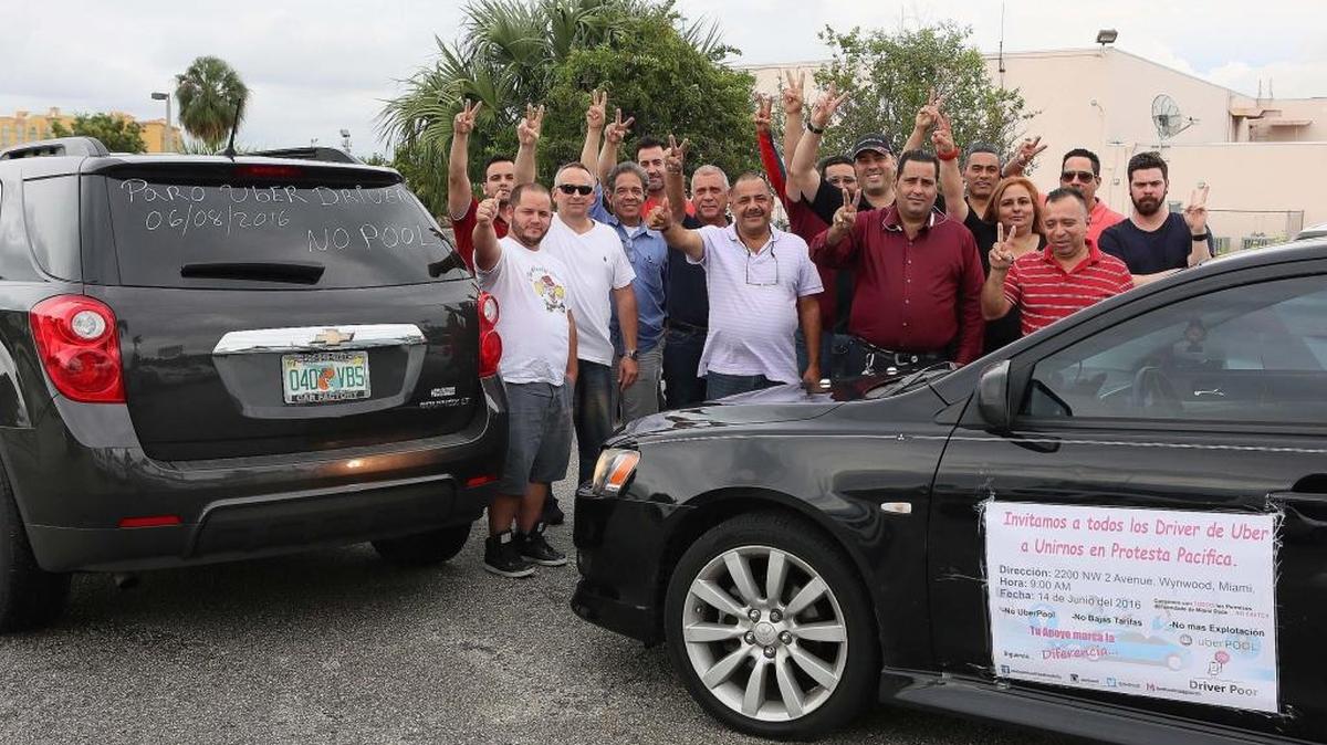 Un grupo de chóferes de Uber protestaron el miércoles en la 29 calle del NW y Le Jeune Rd, en contra de la empresa por los bajos beneficios económicos que están recibiendo. En la imagen, un grupo de los chóferes que asistieron a la protesta levantan sus manos en señal de que se escuchen sus demandas.
