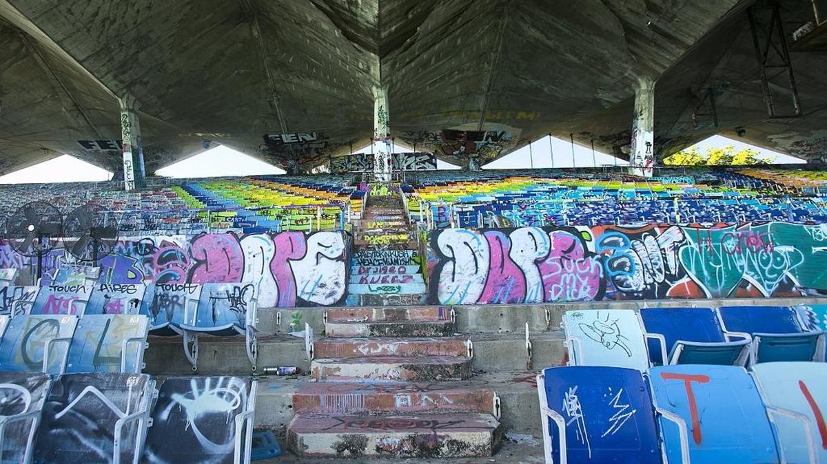 El interior del abandonado Marine Stadium en Virginia Key.