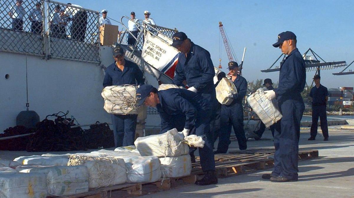 Tripulantes del escampavías Spencer del Servicio de Guardacostas de Estados Unidos descargan 71 fardos con cocaína incautada recientemente frente a la costa de Honduras.