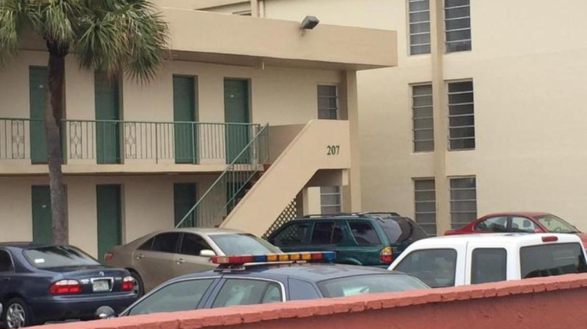 
Una pareja fue encontrada sin vida en un apartamento en este edificio el miércoles, en el oeste de Hialeah. 
