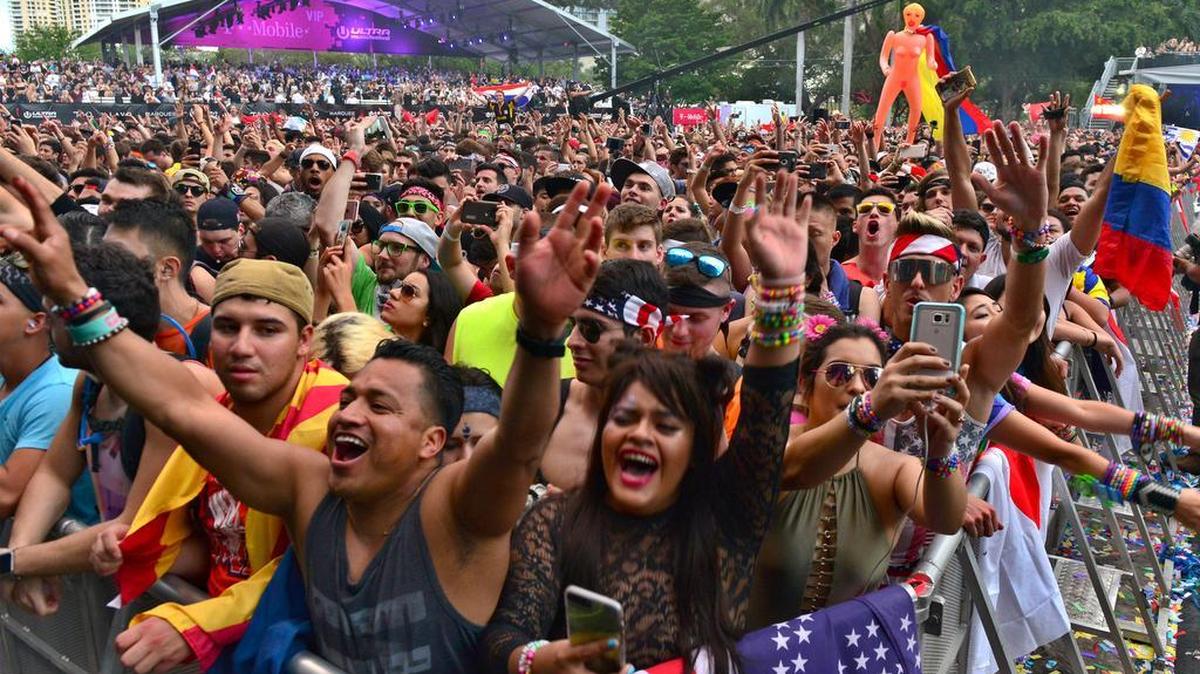 Asistentes cantan en el Ultra Music Festival este viernes 24 de marzo 2017, en Miami, Florida.